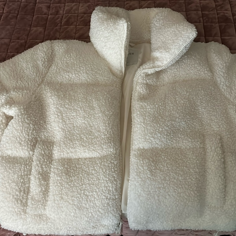 Hollister women’s off-white cropped puffer jacket. Never been worn.